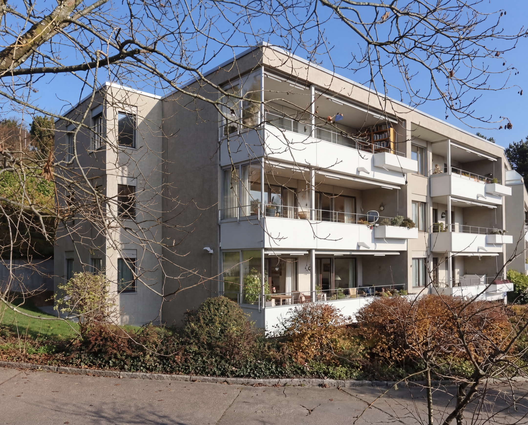 Modernes Mehrfamilienhaus mit Balkonen