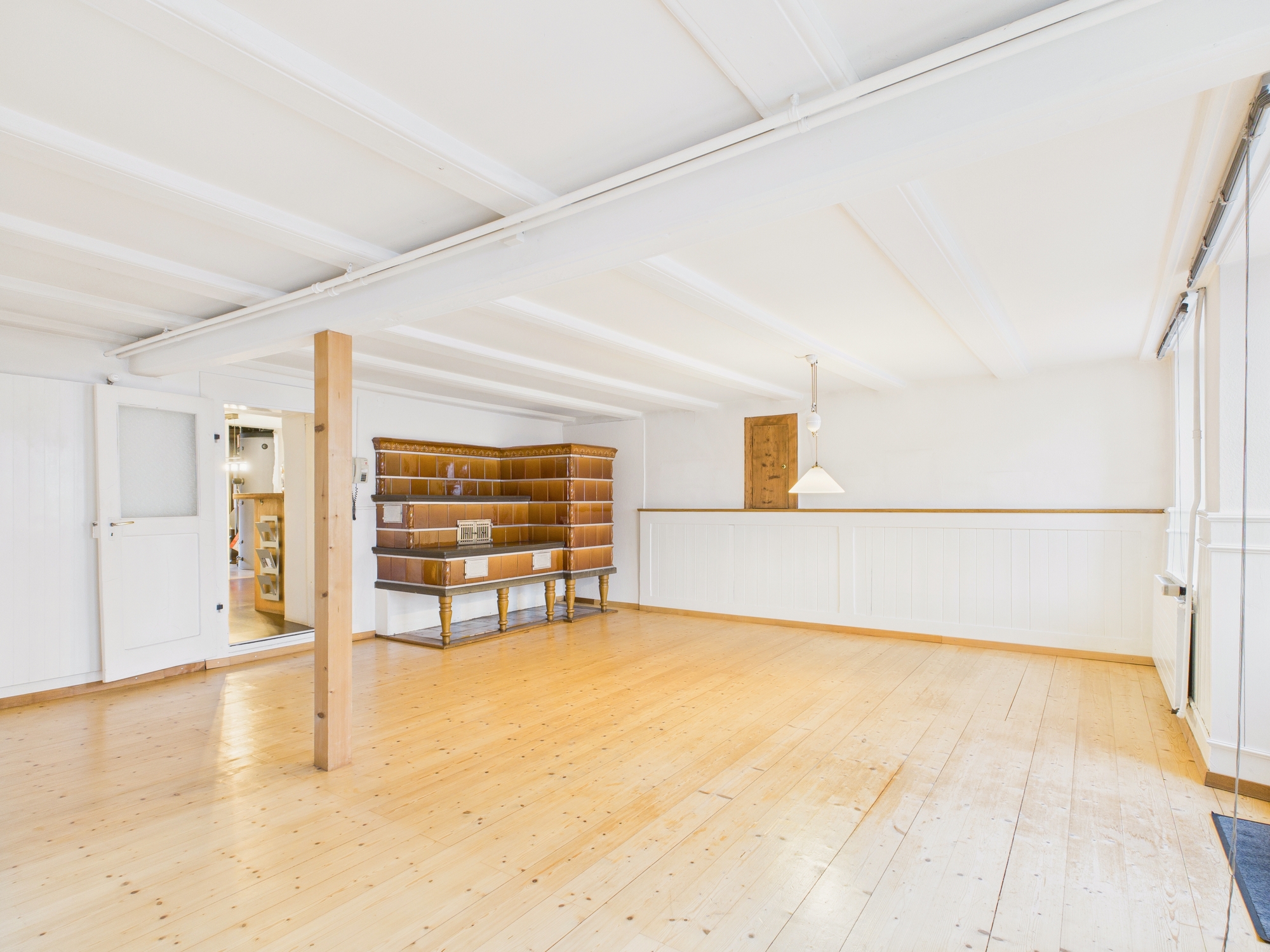 Heller, leerer Wohnraum mit Holzfußboden
