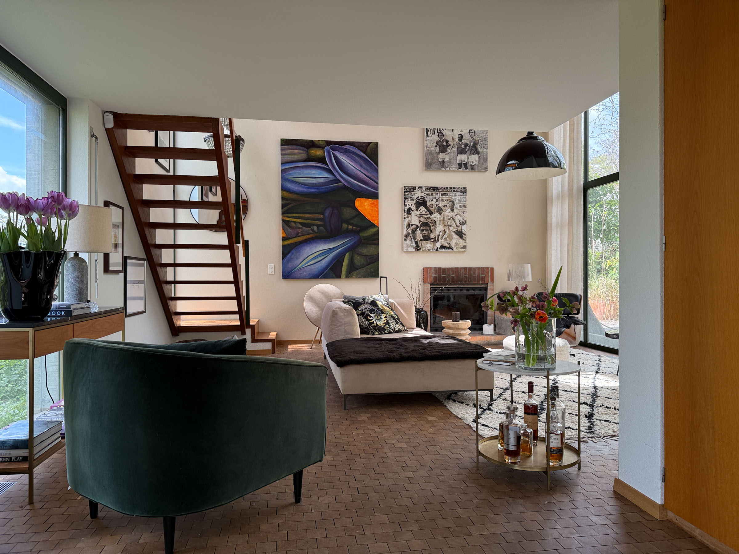 Wohnraum mit Treppe und Kamin