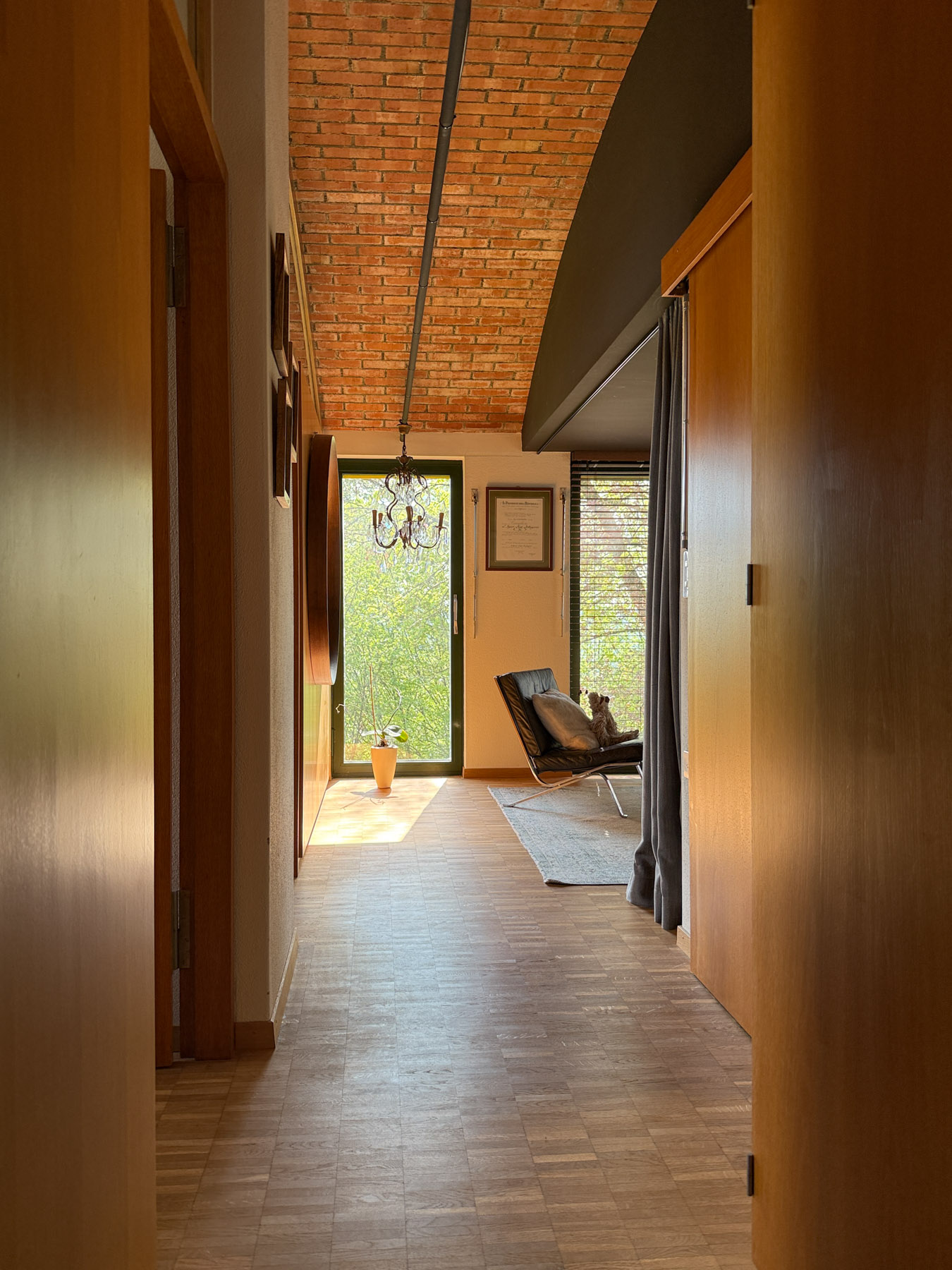 Flur mit Blick ins Wohn-/Arbeitszimmer
