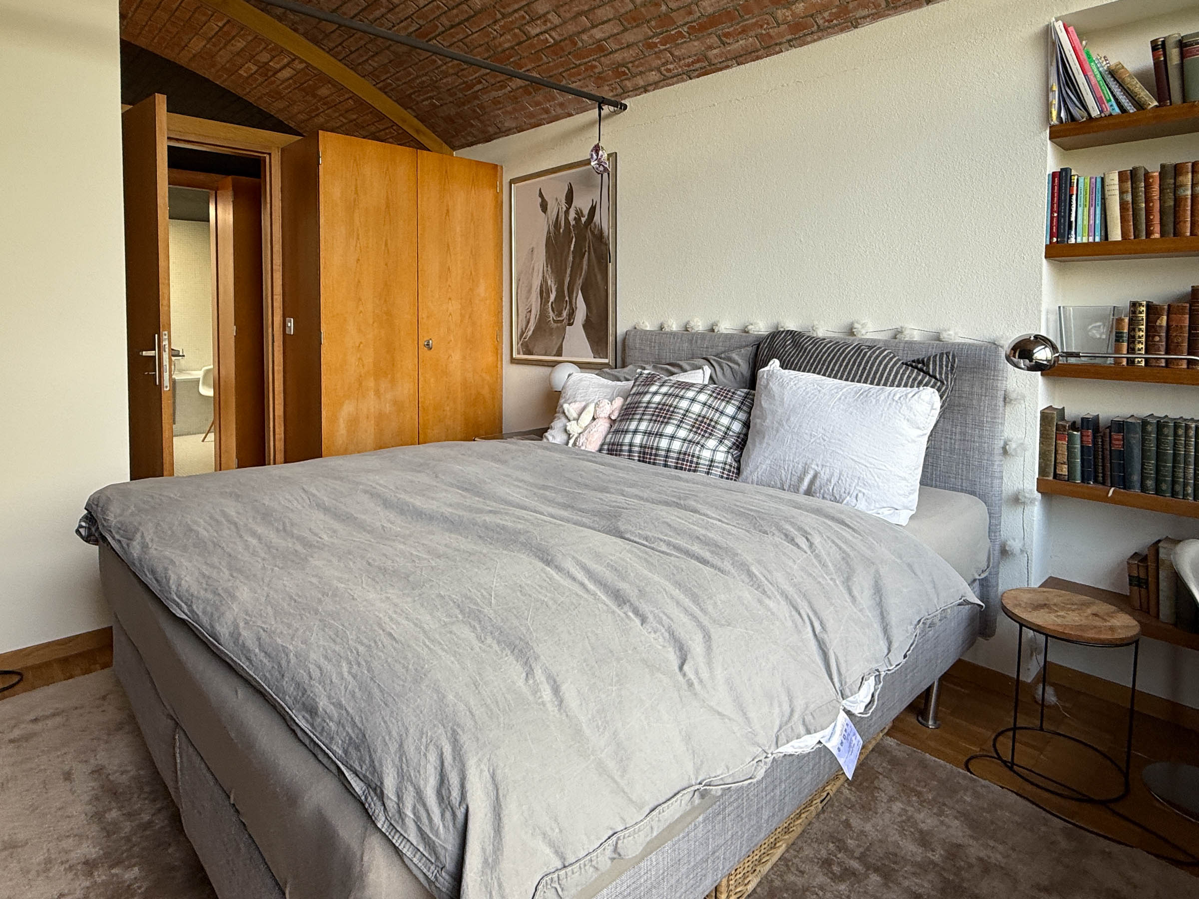 Gemütliches Schlafzimmer mit gemachtem Bett