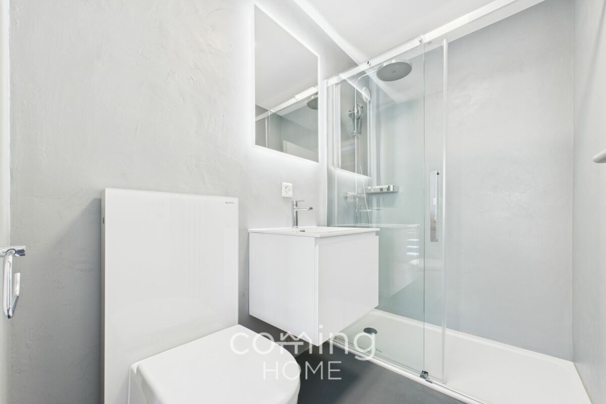 Modernes Badezimmer mit Dusche und WC