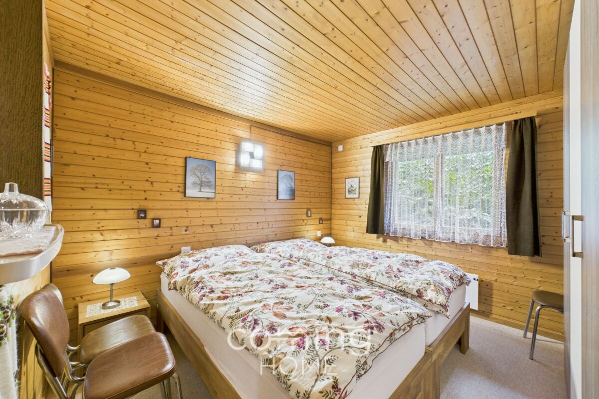 Gemütliches Schlafzimmer mit Holzverkleidung