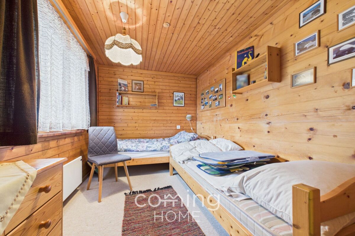Gemütliches Holzschlafzimmer im Chalet-Stil