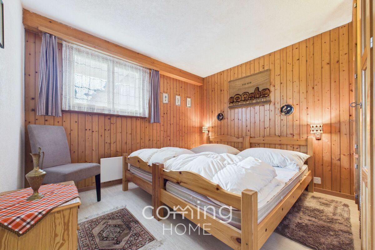 Gemütliches Schlafzimmer im Holzstil