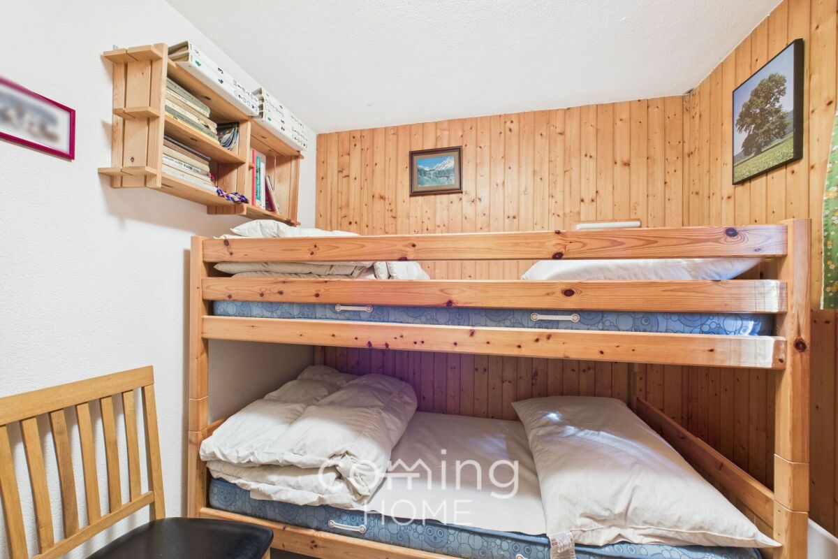 Etagenbett im Holz-Schlafzimmer