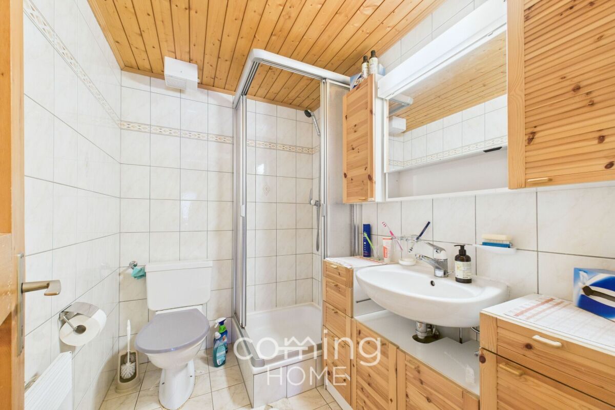 Kleines Badezimmer mit Holzdecke