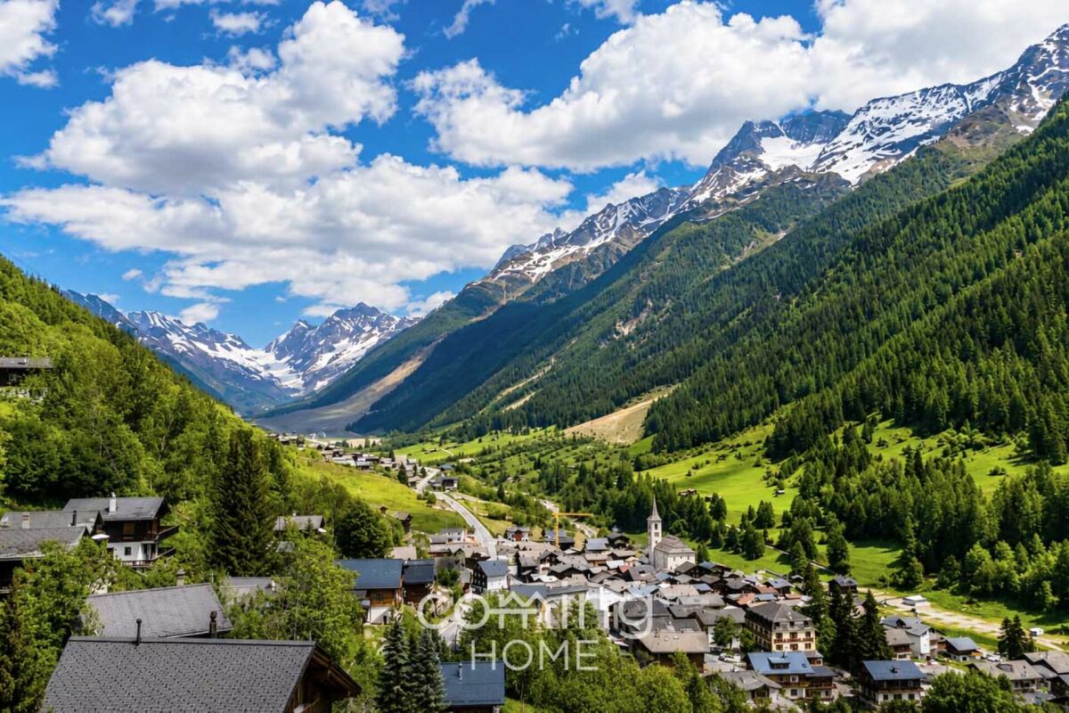 Alpenpanorama über ein Bergdorf