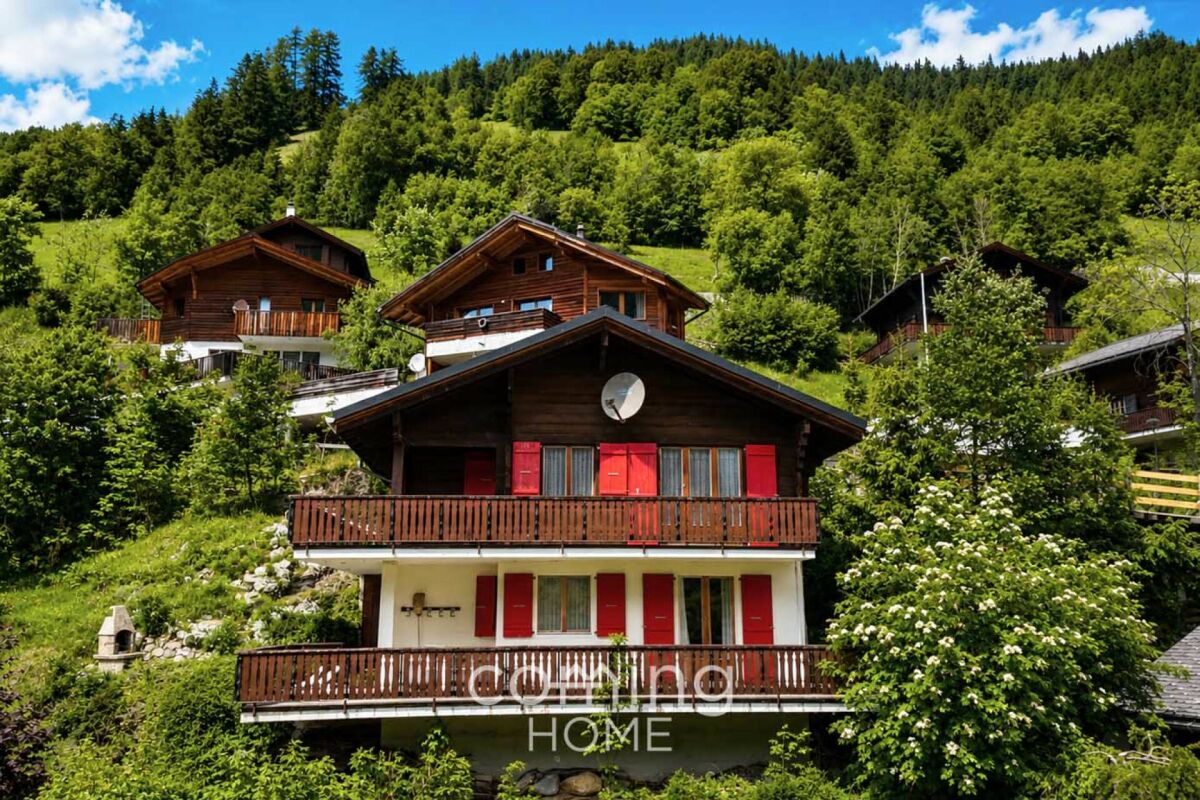 Alpines Holzchalet mit Balkonen