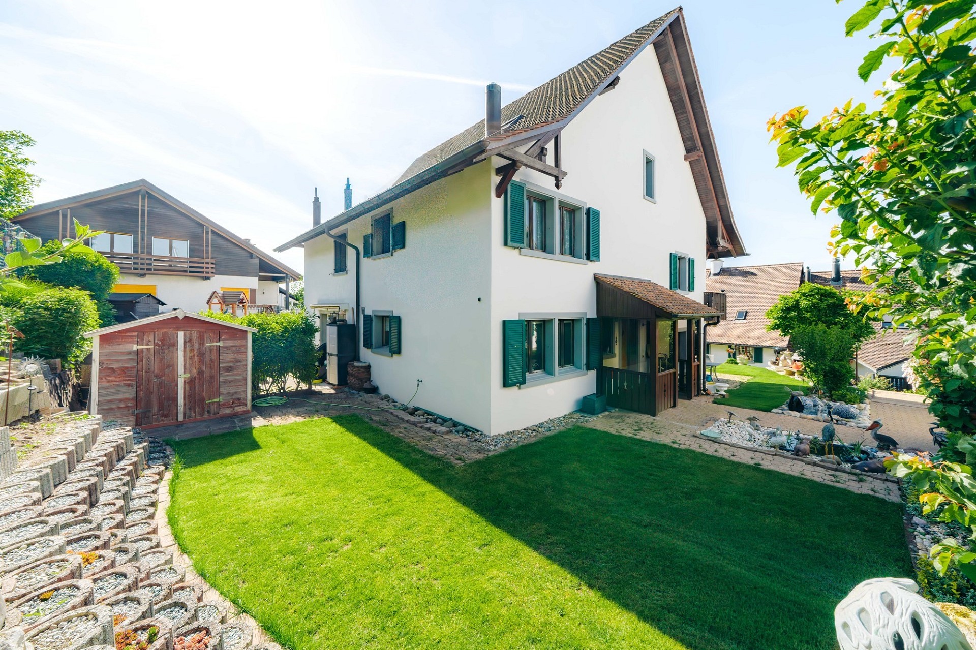 Außenansicht eines Einfamilienhauses mit Garten
