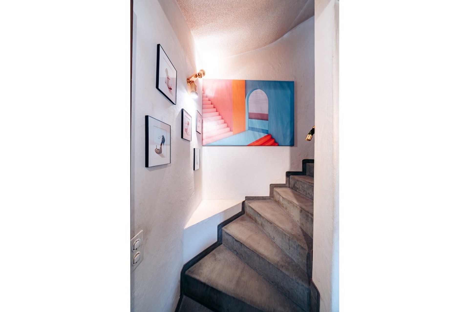 Treppenhaus mit Kunst und geschwungener Decke
