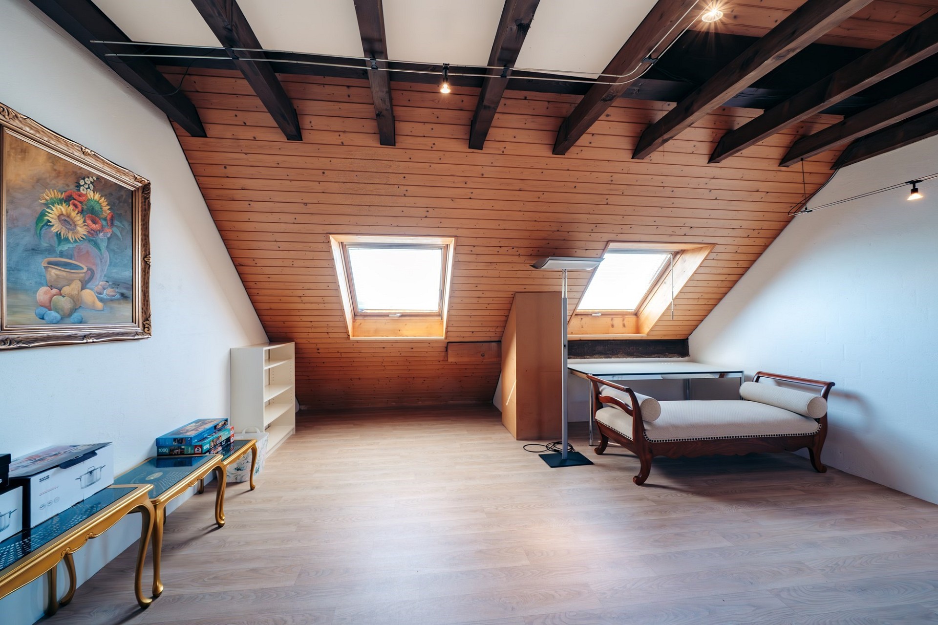 Ausgebauter Dachboden mit Holzbalkendecke