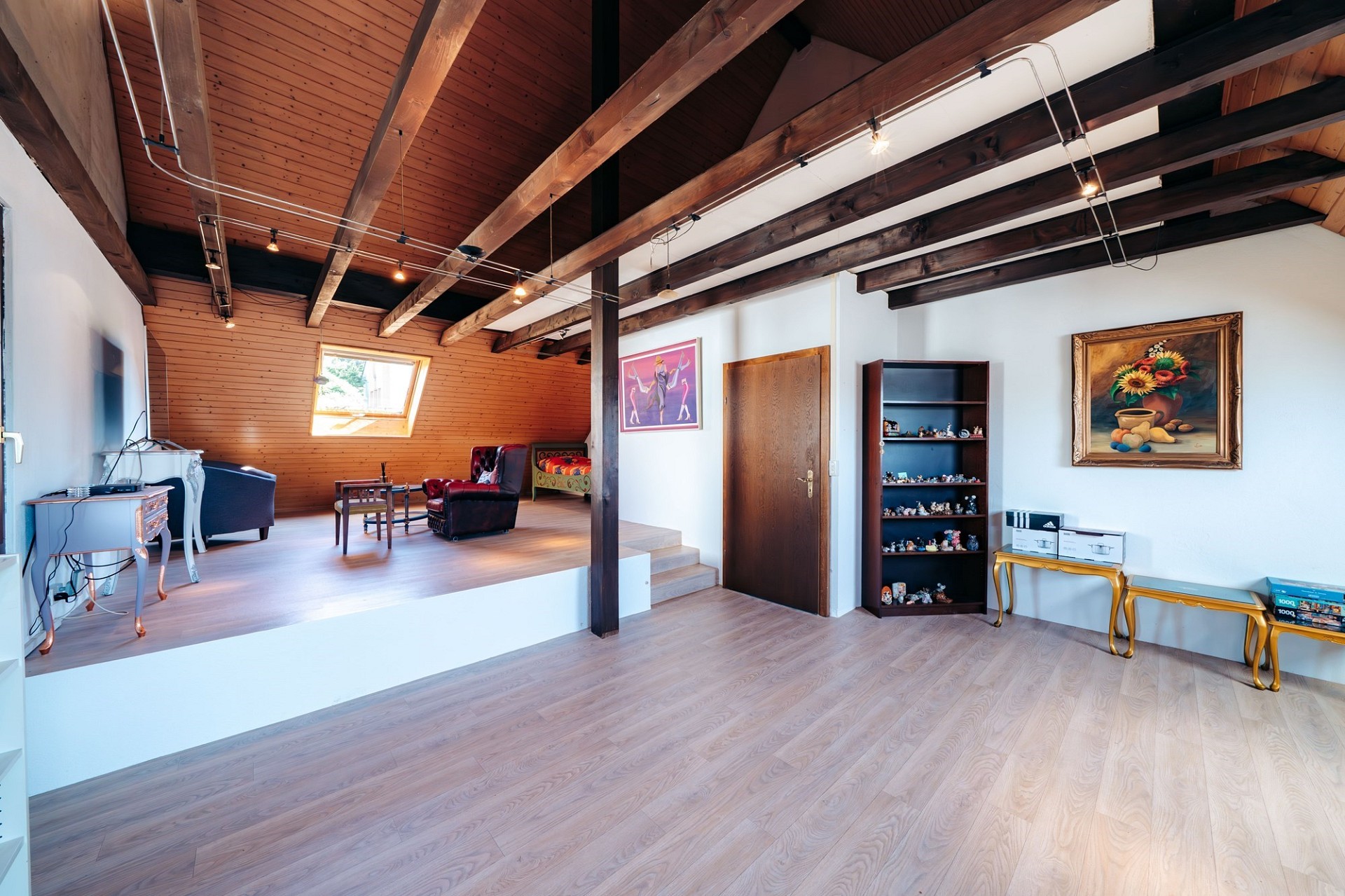 Ausgebauter Dachraum mit Holzdecken und Galerie
