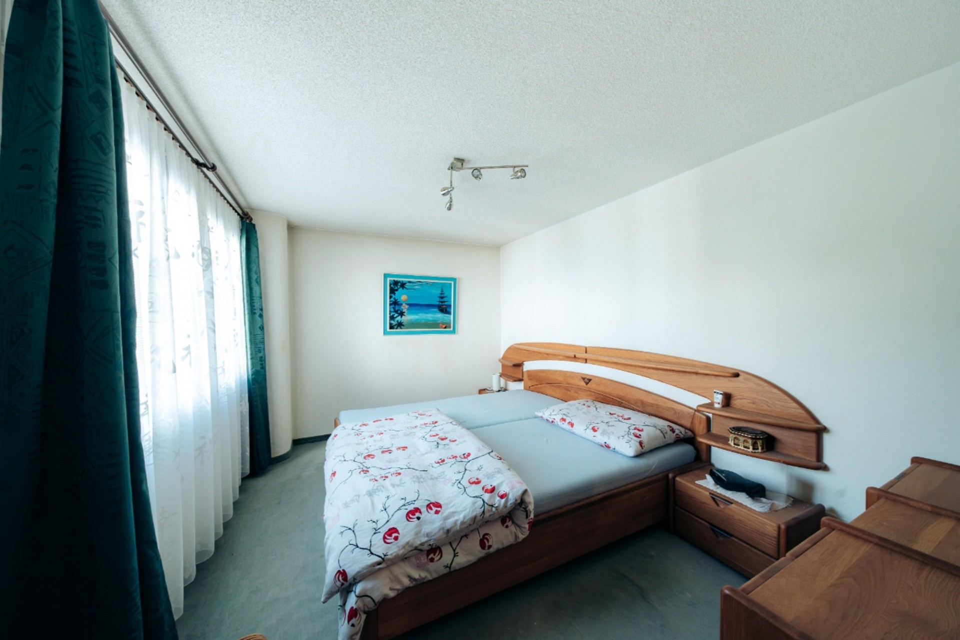 Schlafzimmer mit Doppelbett und Fensterfront