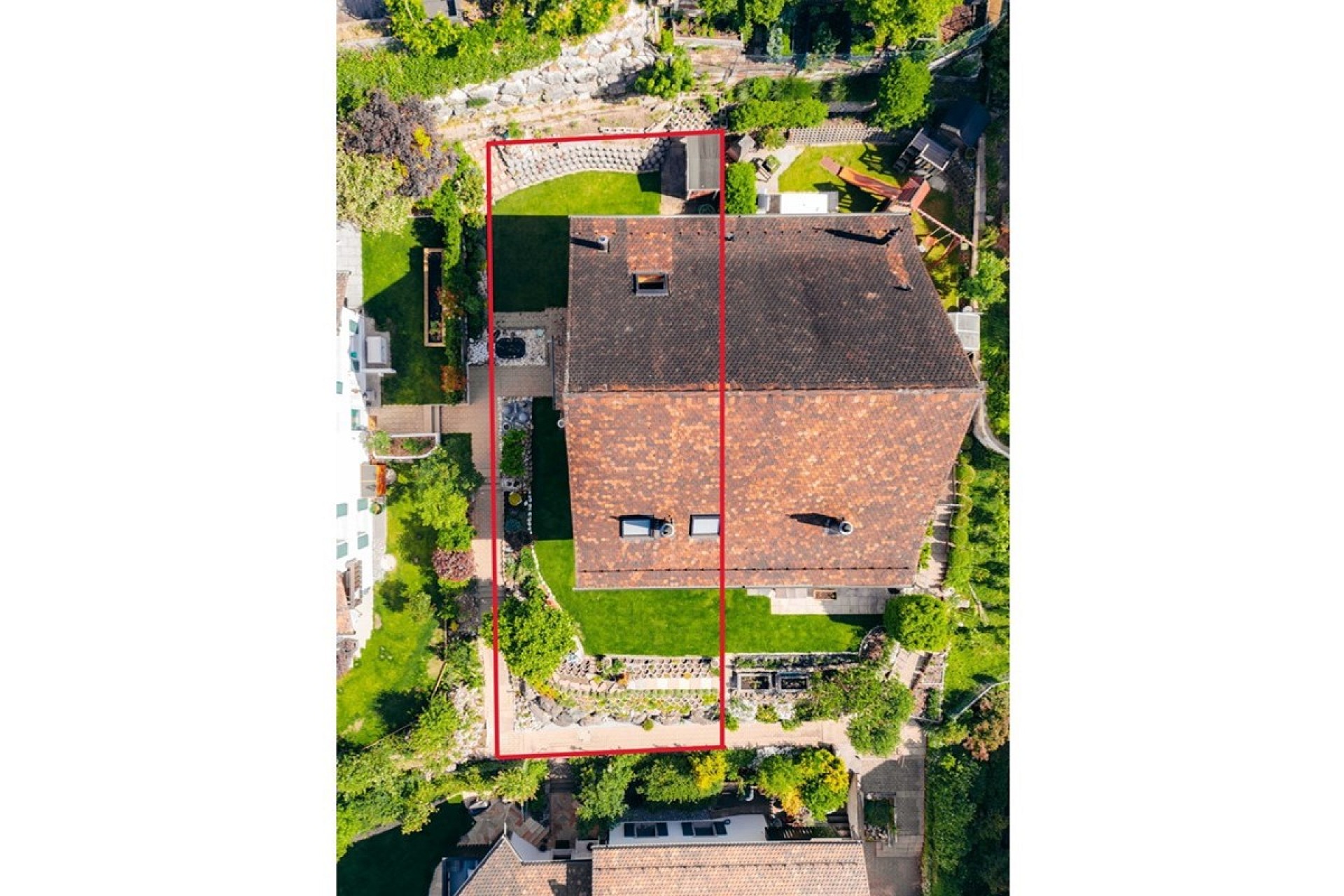 Luftaufnahme eines Einfamilienhauses mit Garten