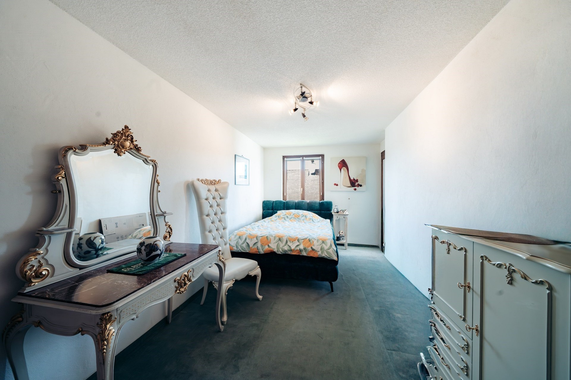 Schlafzimmer mit klassischer Einrichtung