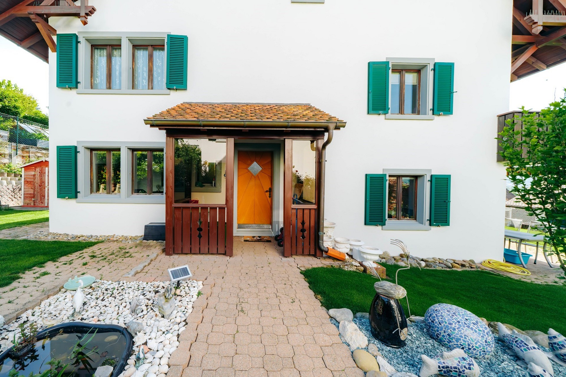 Außenansicht eines Hauses mit Gartenvorbereich
