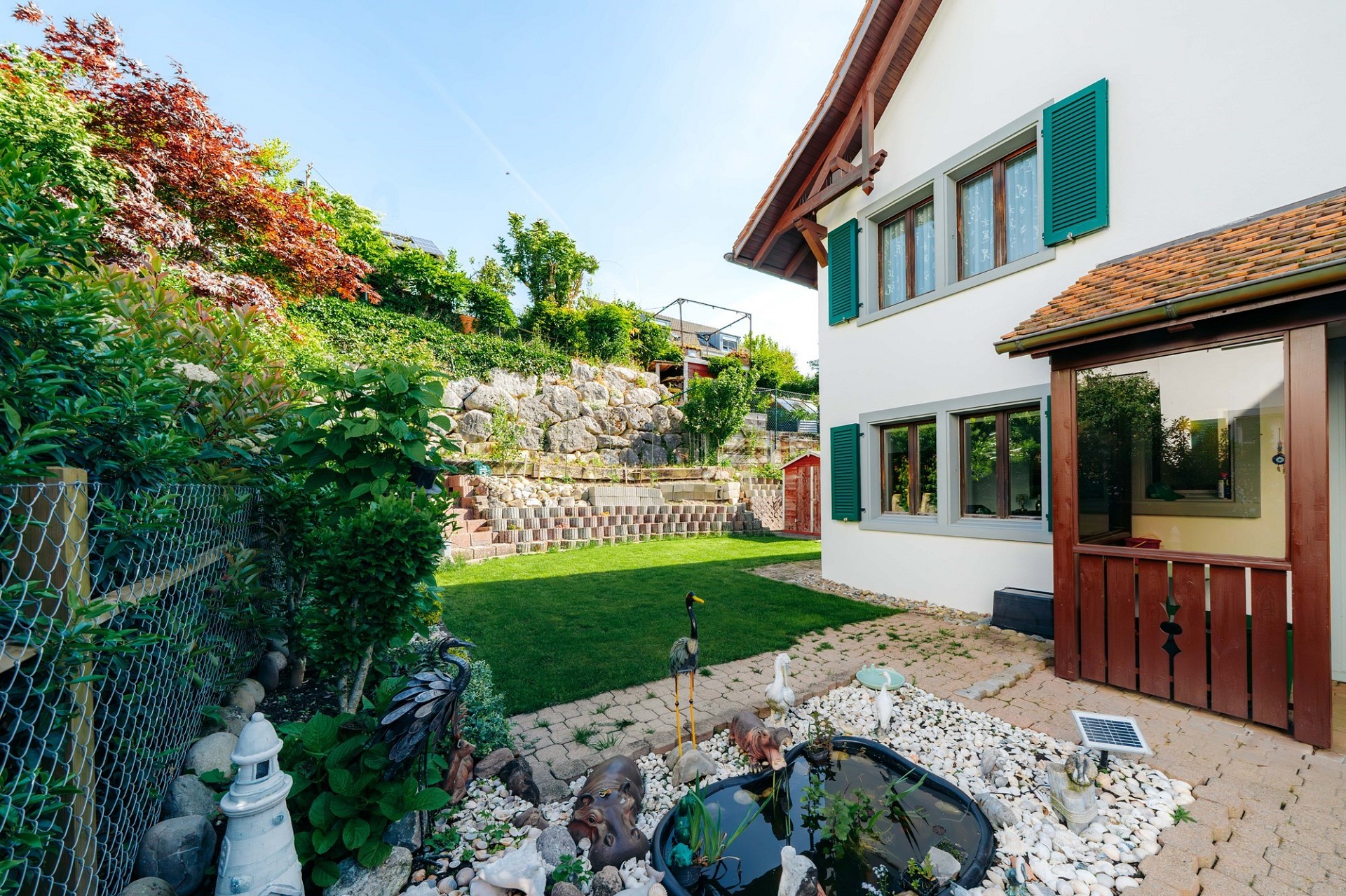 Gepflegter Garten mit Hausansicht
