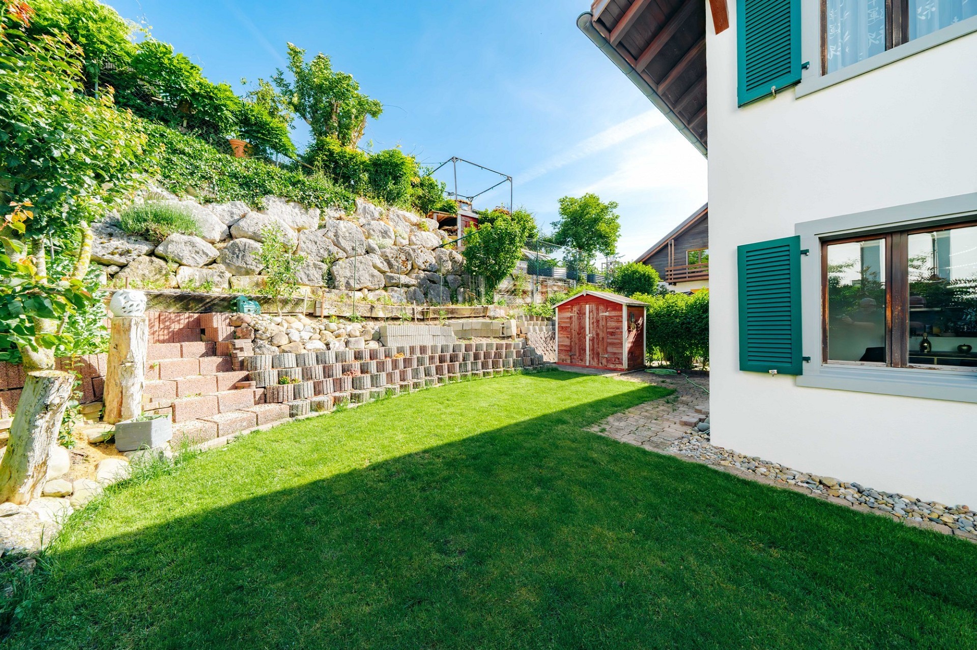 Garten mit Hausfassade