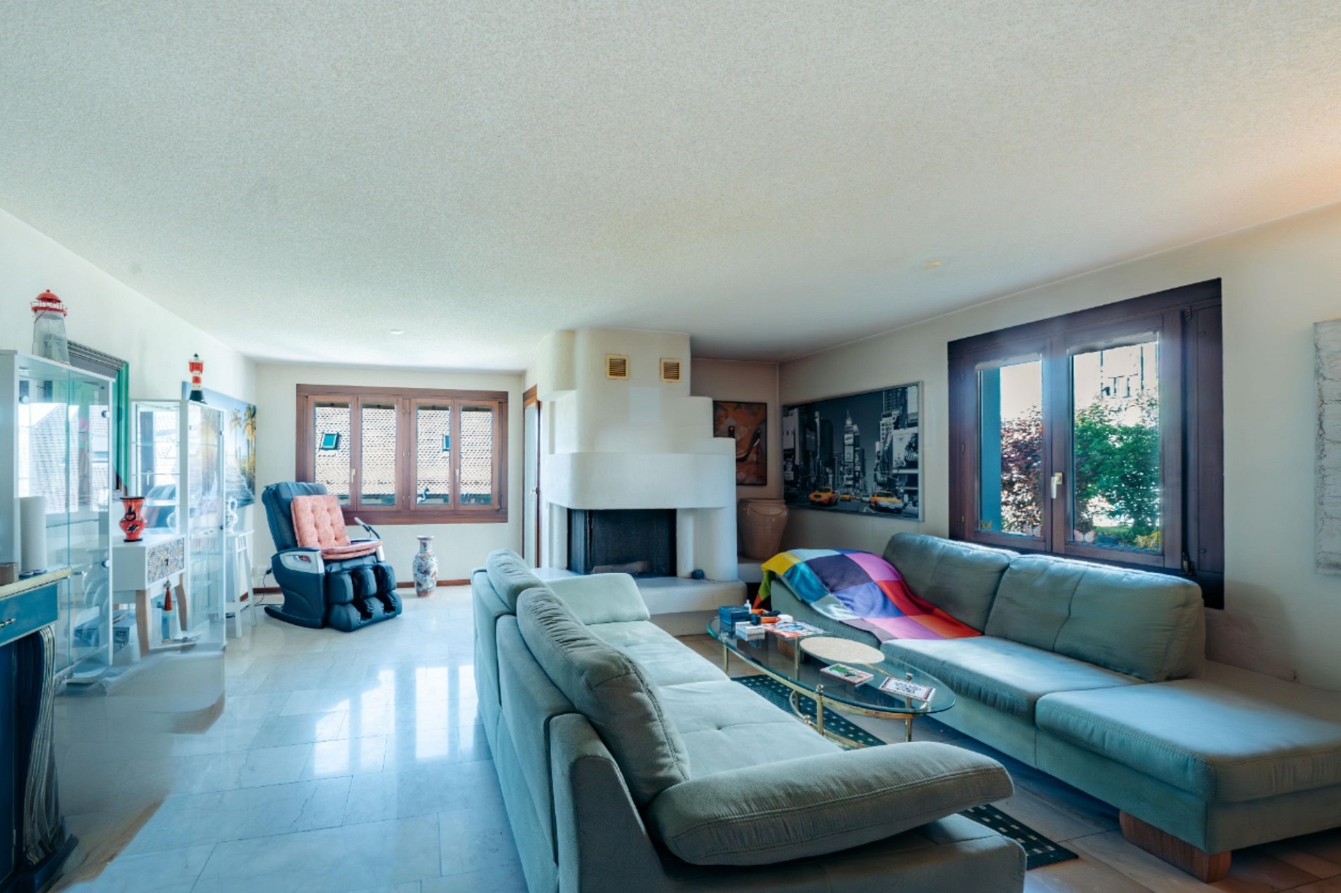 Helles Wohnzimmer mit Kamin und großer Fensterfront