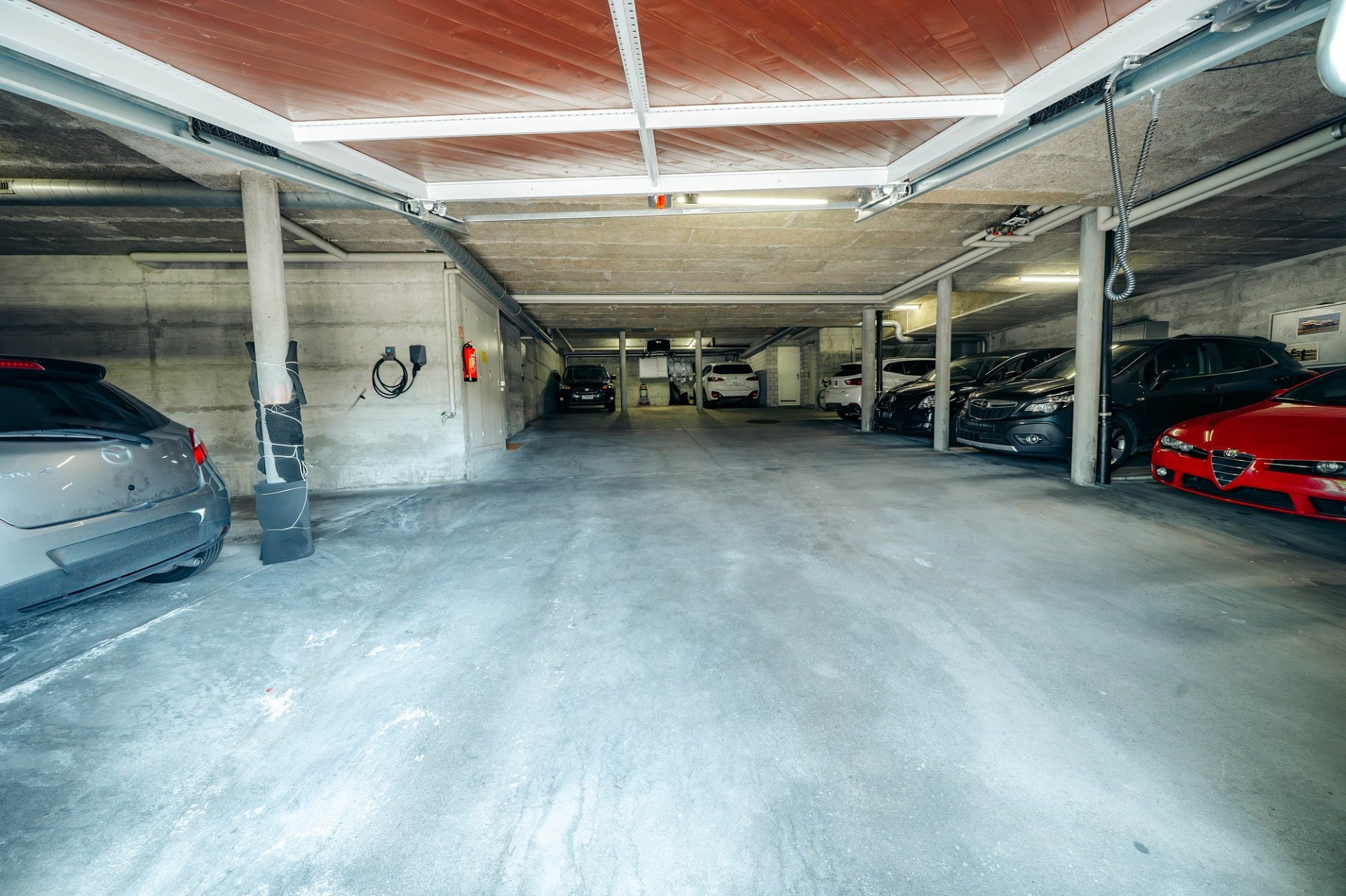 Tiefgarage mit parkenden Autos