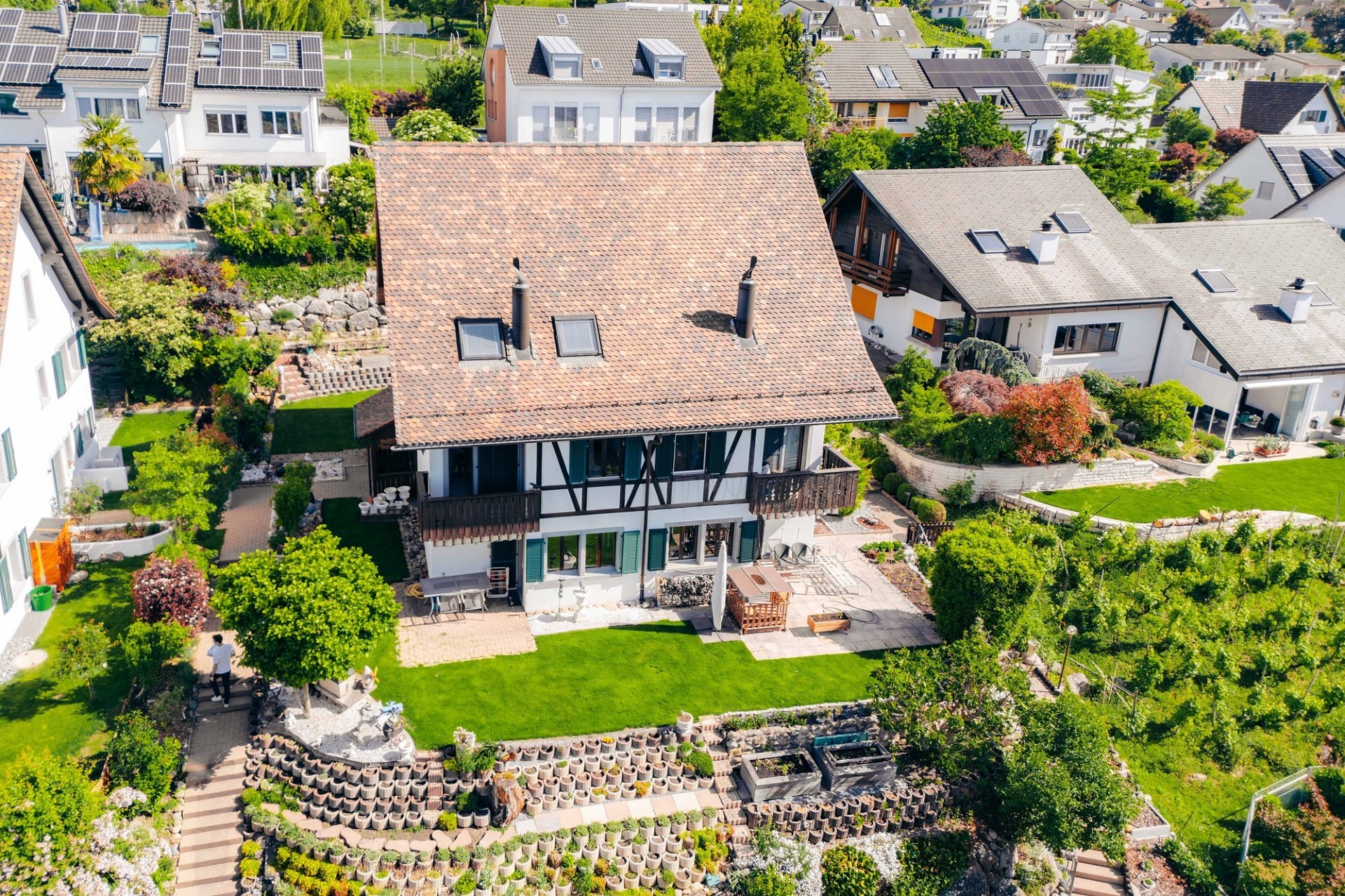 Luftaufnahme eines Wohnhauses mit großem Garten