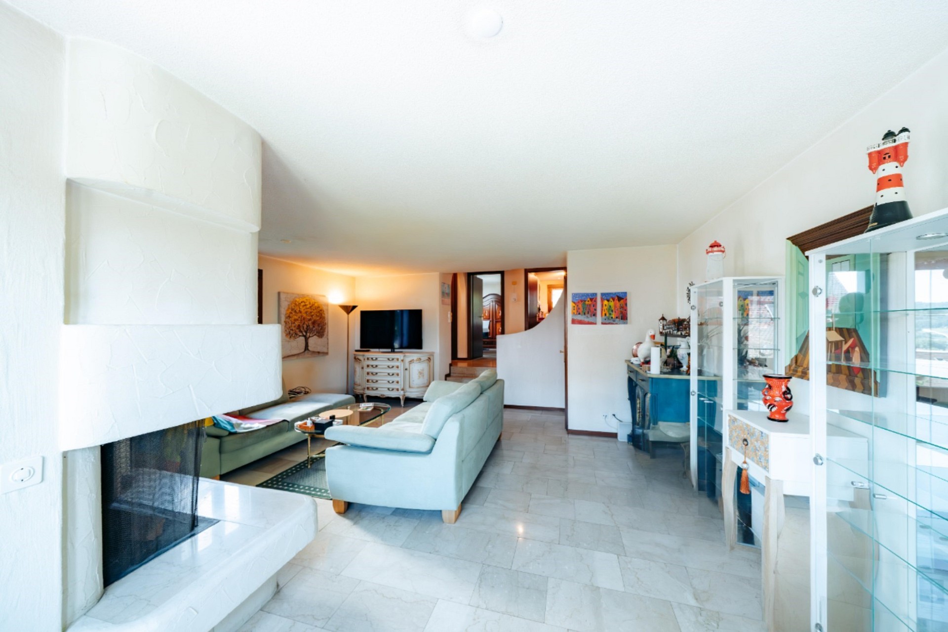 Helles Wohnzimmer mit Kamin und Meerblick