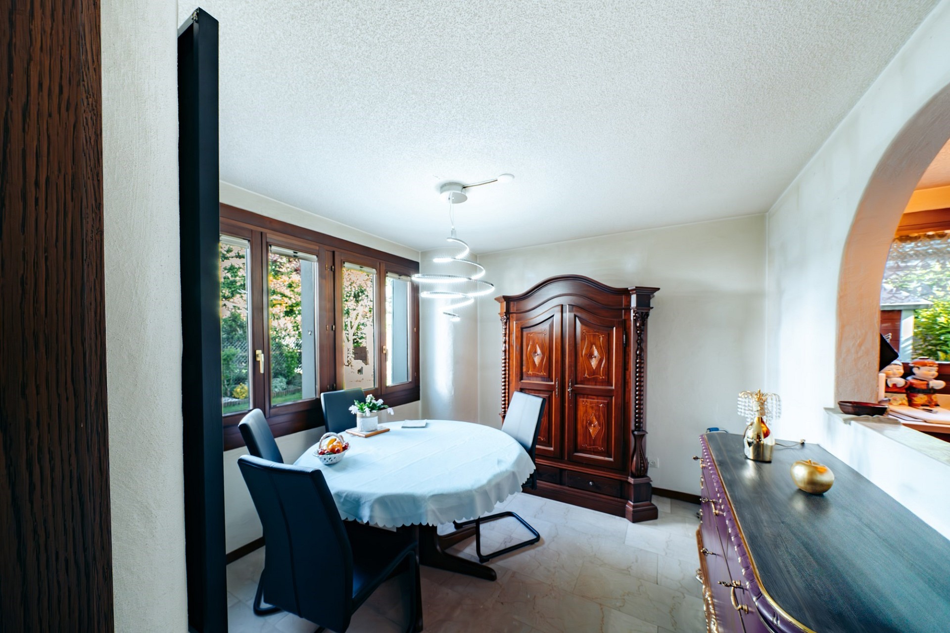 Elegantes Esszimmer mit antiken Möbeln