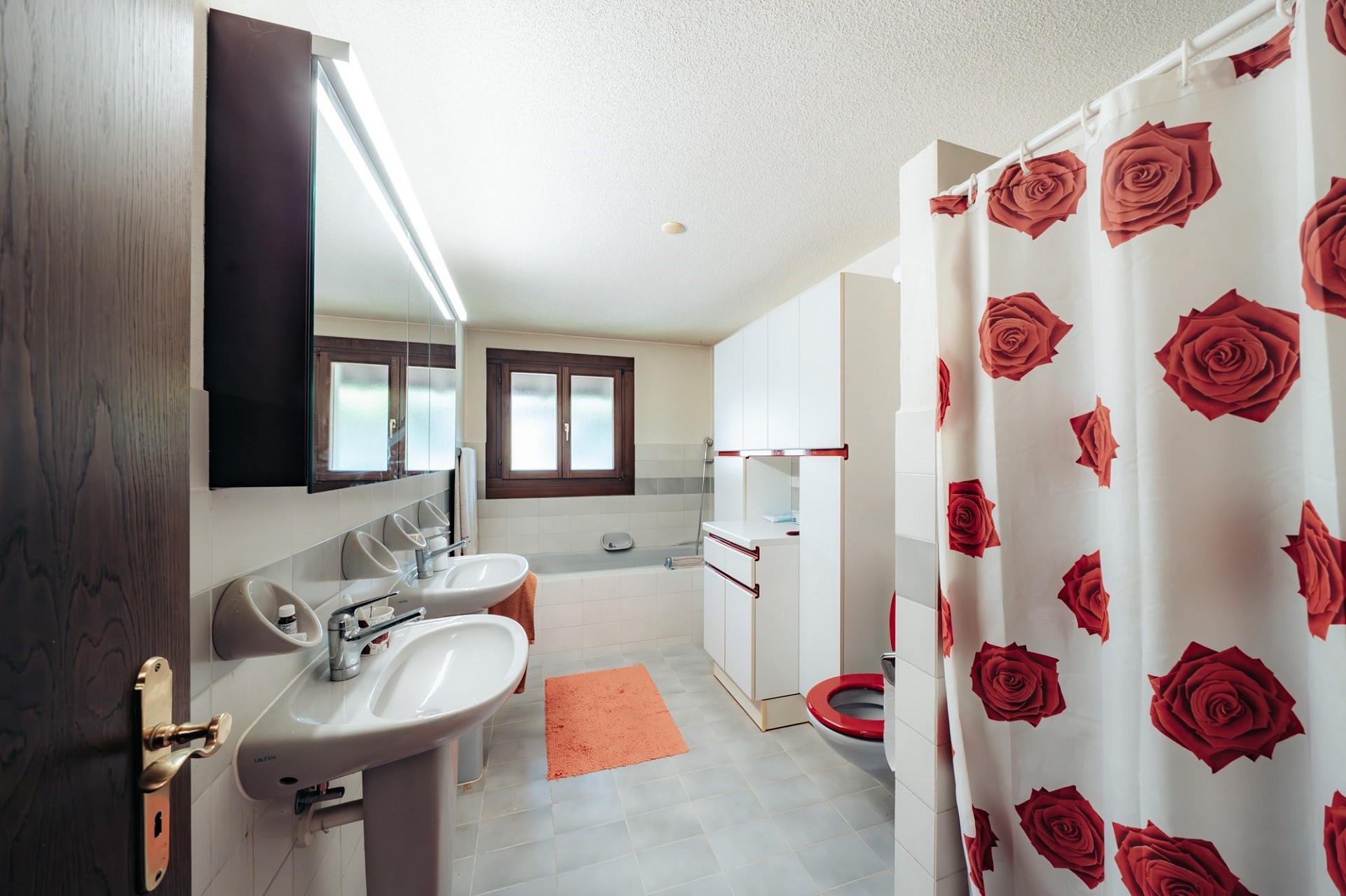 Helles Badezimmer mit Doppelwaschtisch und Badewanne