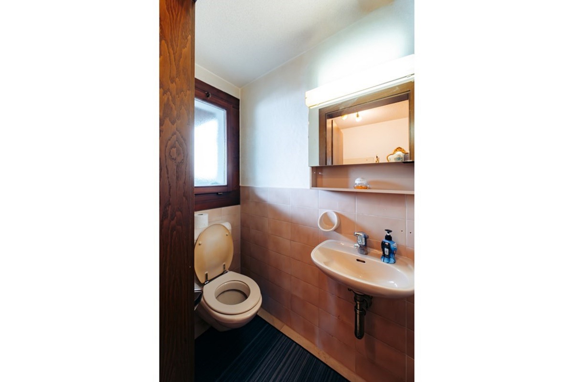 Kleines Gäste-WC mit Fenster