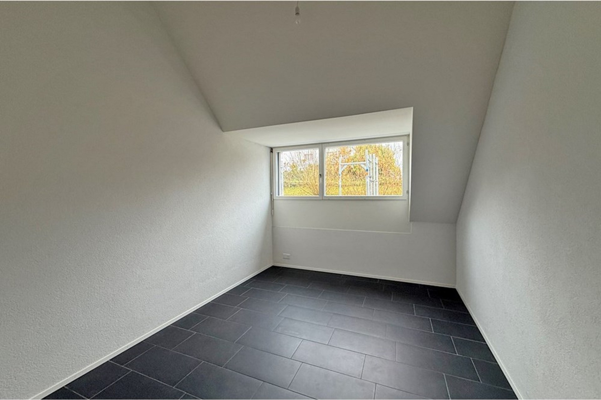 Leerer Dachraum mit Fenster