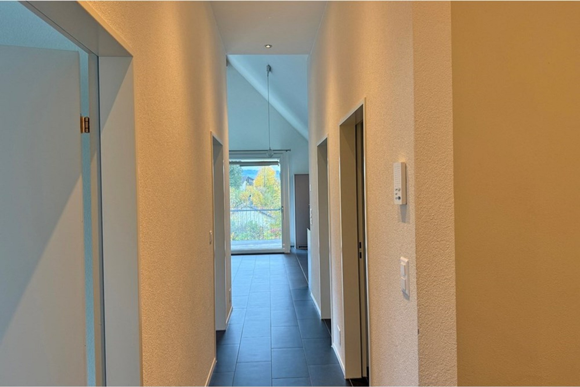 Moderner Flur mit Blick ins Licht