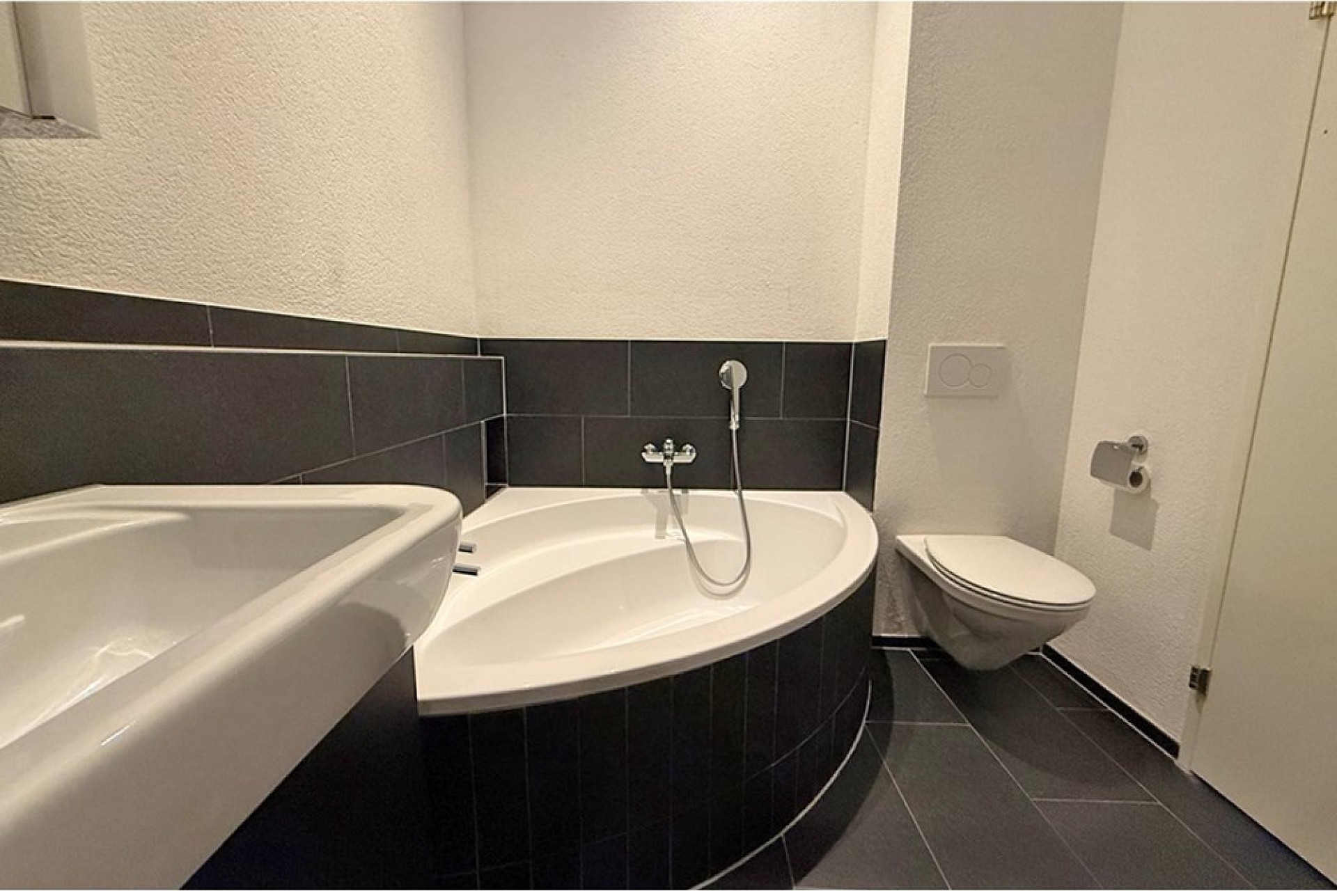 Modernes Badezimmer mit Badewanne und WC