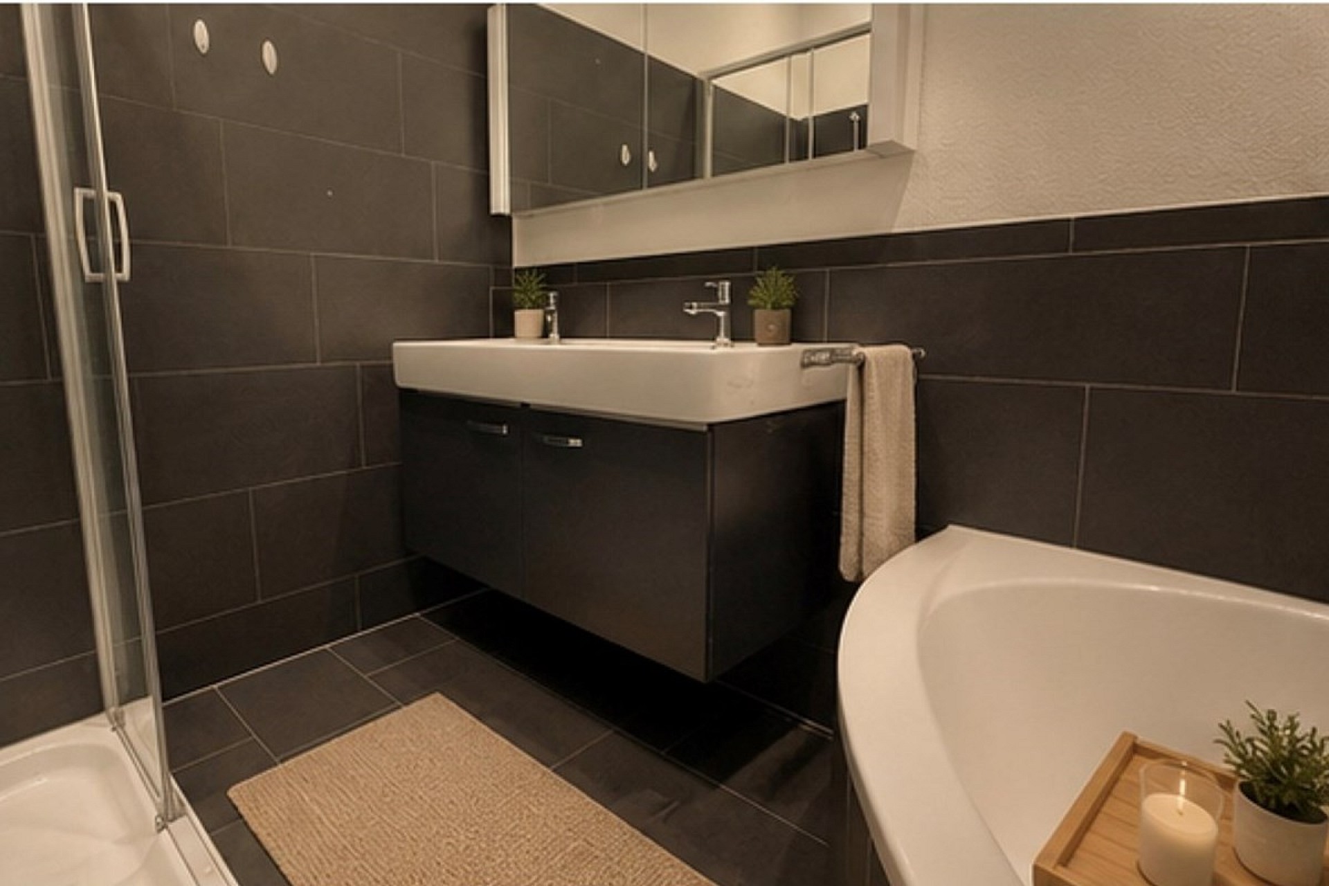 Modernes Badezimmer mit dunkler Fliesenoptik