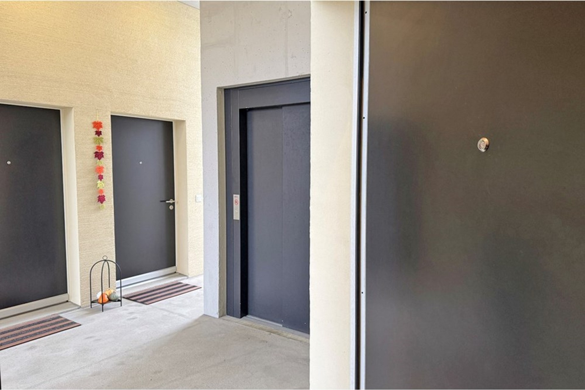 Mehrere Wohnungseingänge im Laubengang
