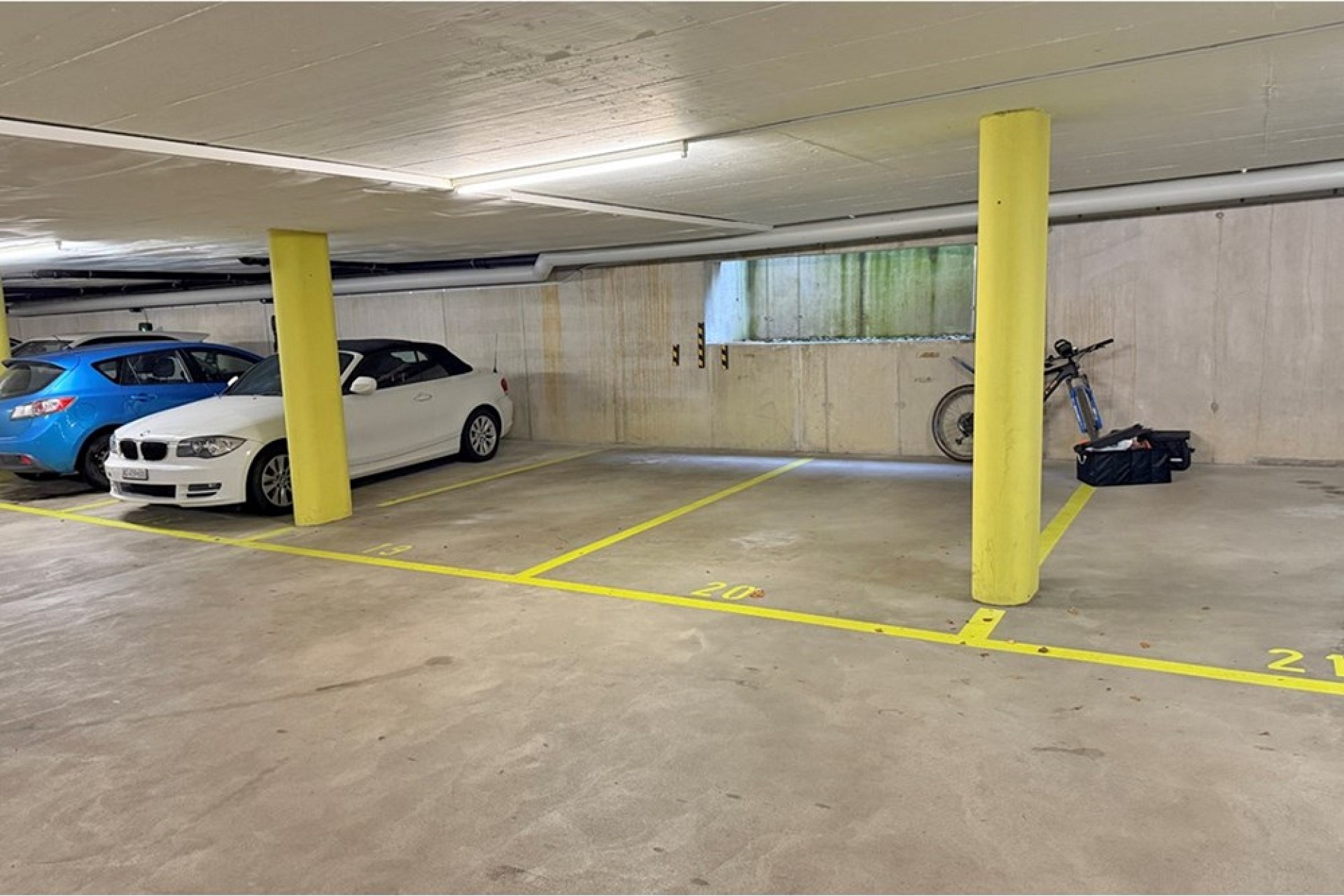 Tiefgarage mit markierten Stellplätzen