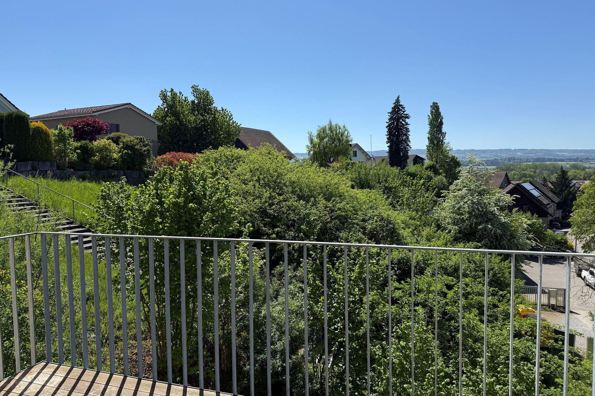 Balkon mit weitem Grünblick