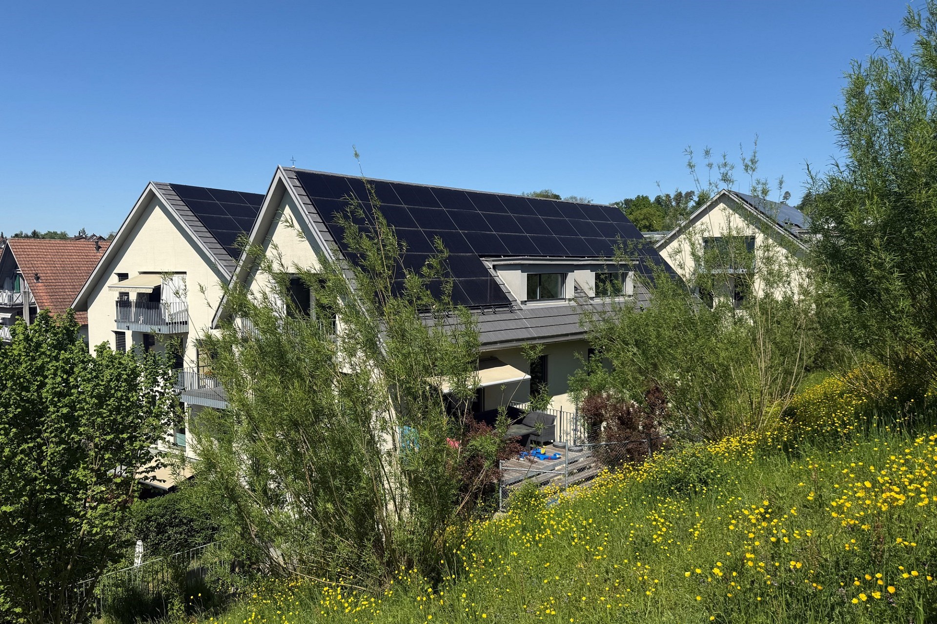 Mehrfamilienhaus mit Solardach in grüner Hanglage