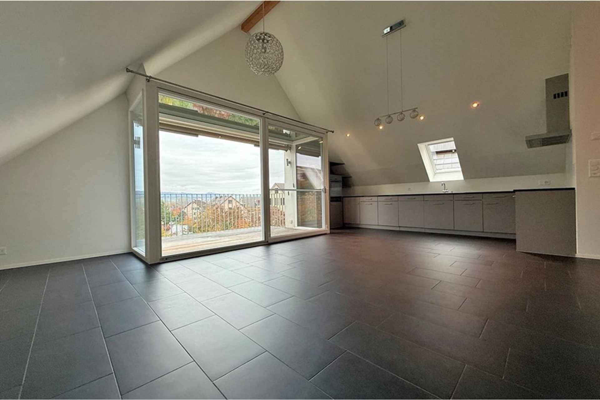 Offener Dachgeschossraum mit Terrasse und Küchenzeile