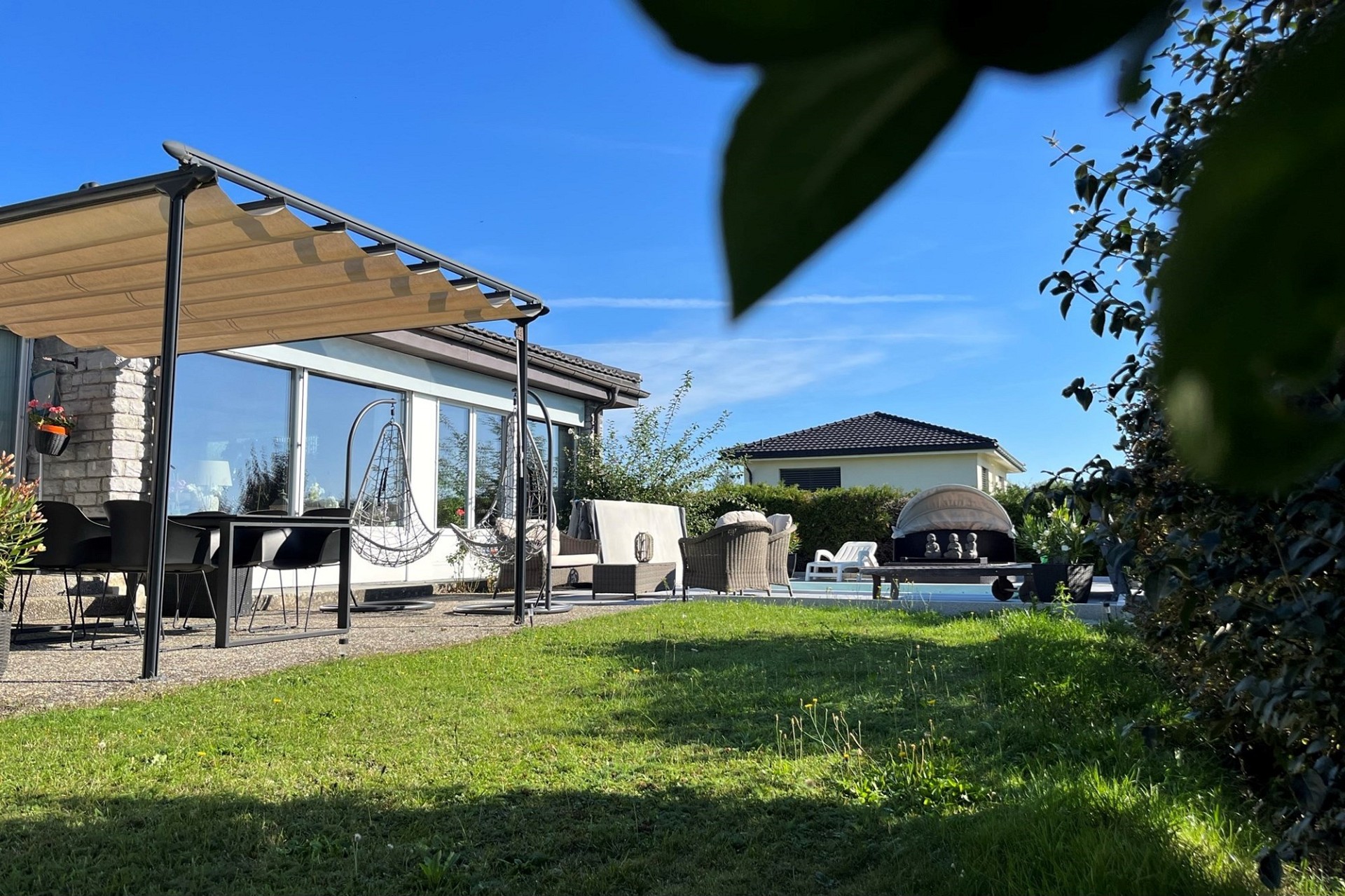 Garten mit Lounge-Bereich und Pool