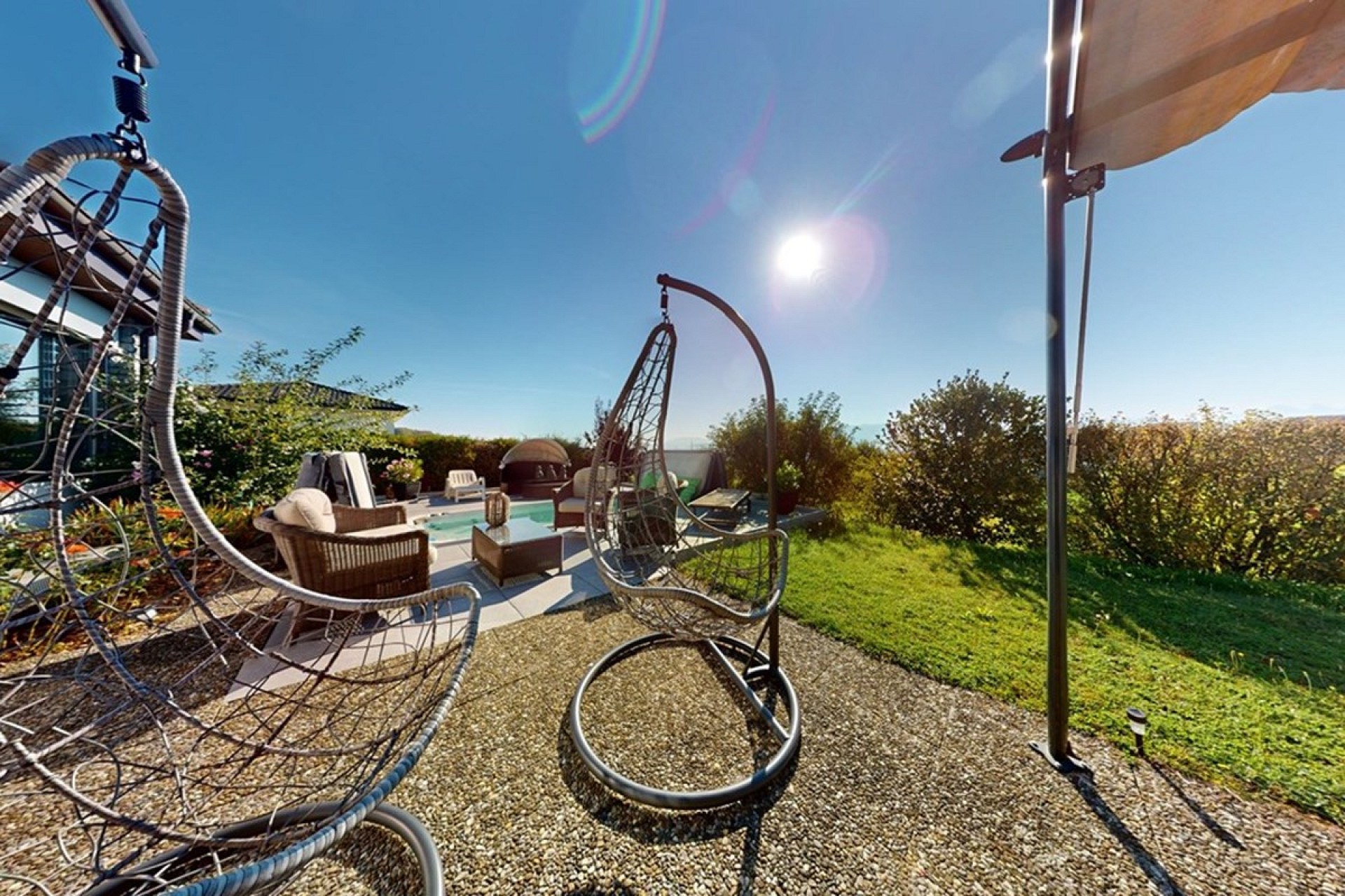 Garten mit Pool- und Lounge-Bereich