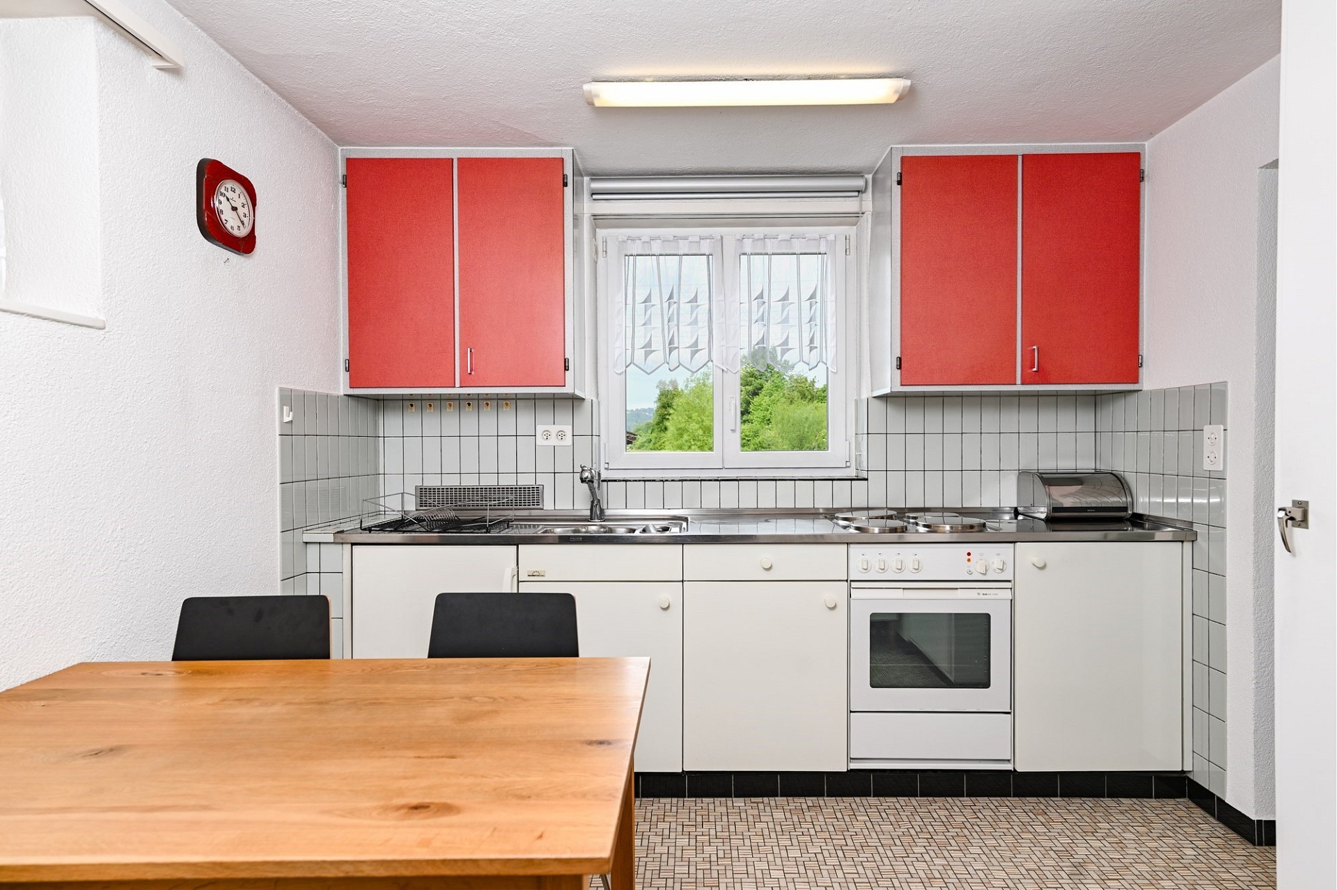 Kleine Retro-Küche mit Fenster und Esstisch