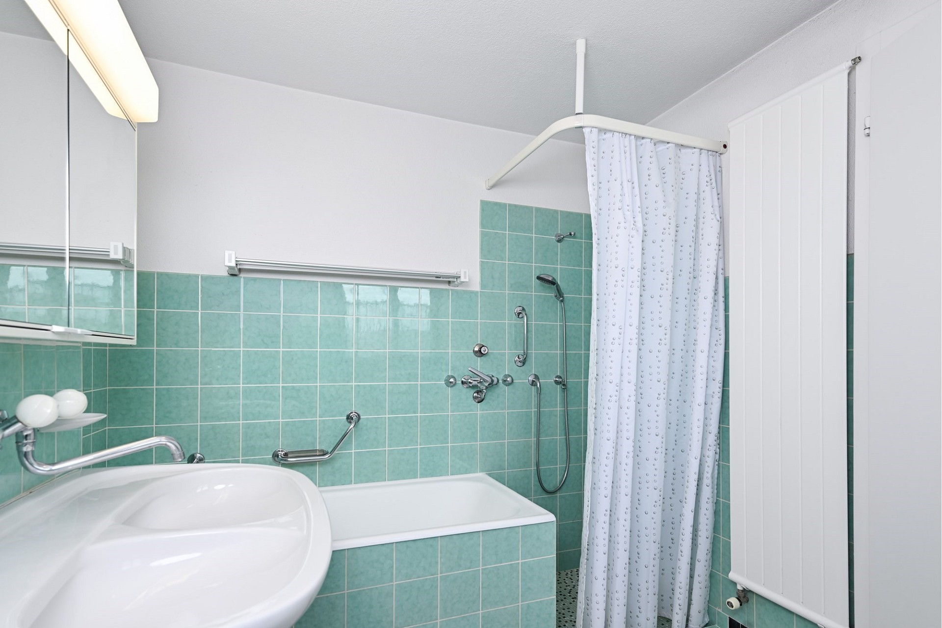Badezimmer mit Badewanne und Dusche