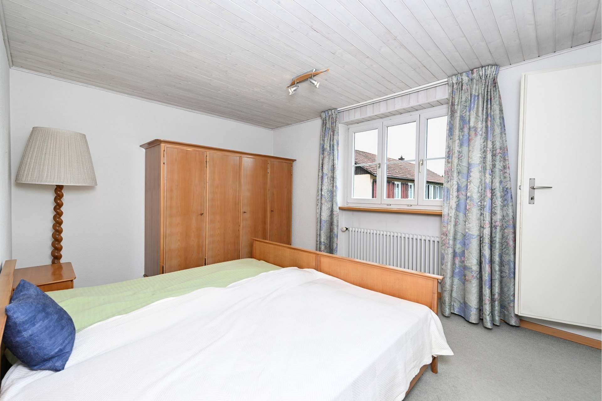Schlafzimmer mit einfacher Einrichtung