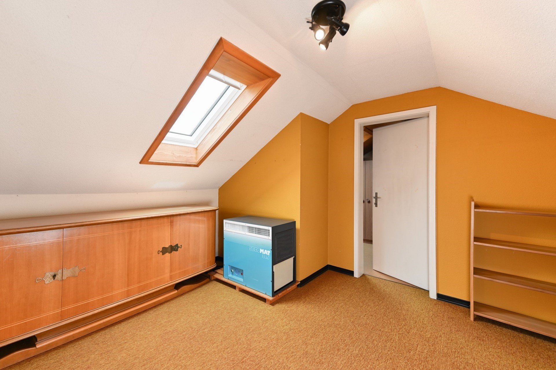 Dachzimmer mit Dachfenster und Stauraum