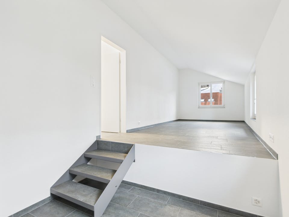 Heller Dachgeschossraum mit Treppe
