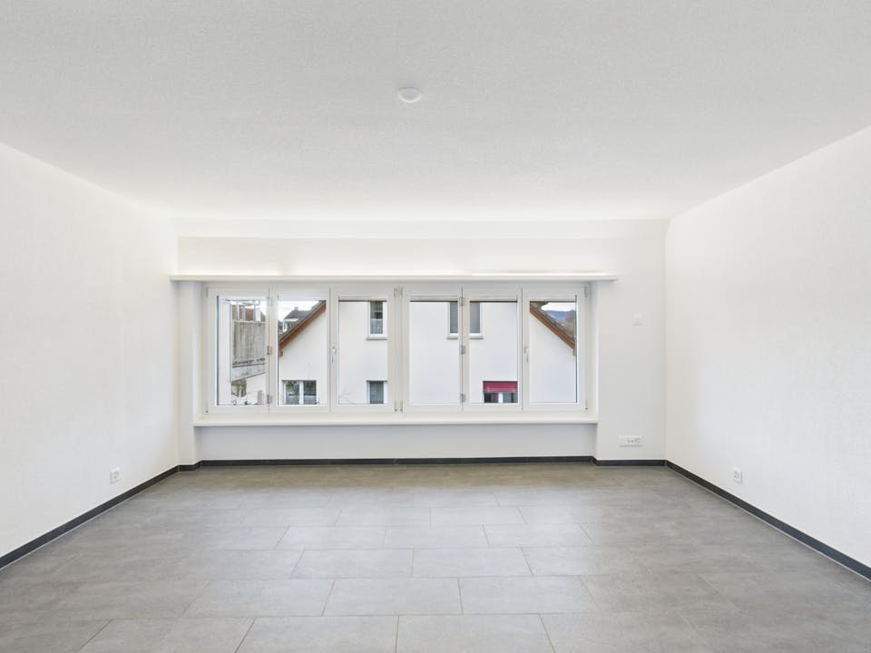 Heller leerer Raum mit großem Fenster