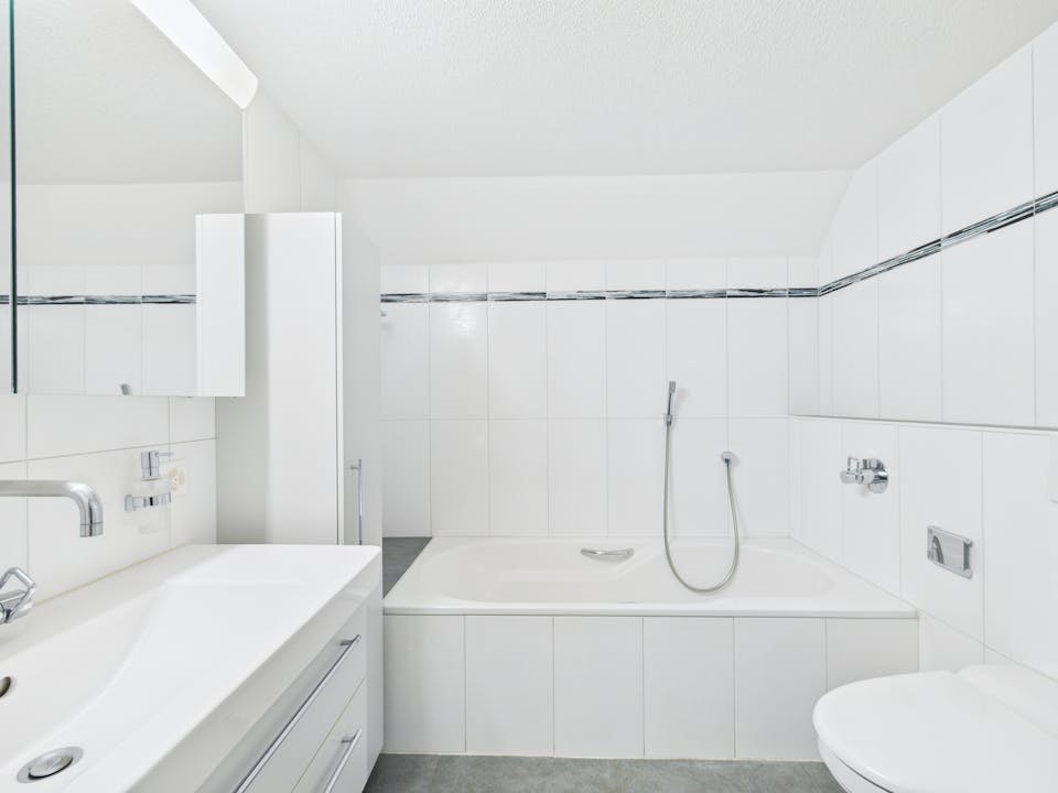 Modernes weißes Badezimmer mit Wanne und Waschtisch