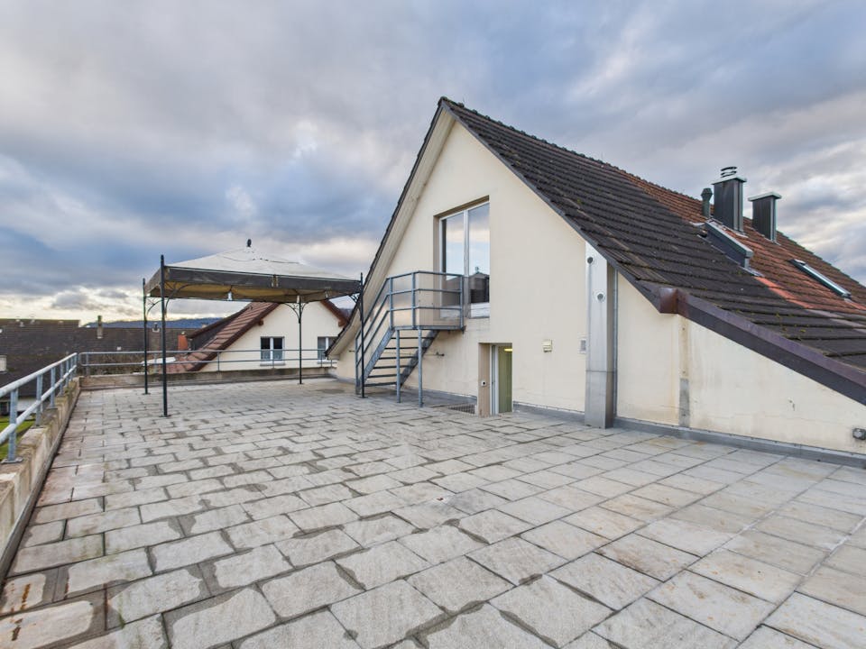 Dachterrasse mit Treppe und kleiner Überdachung