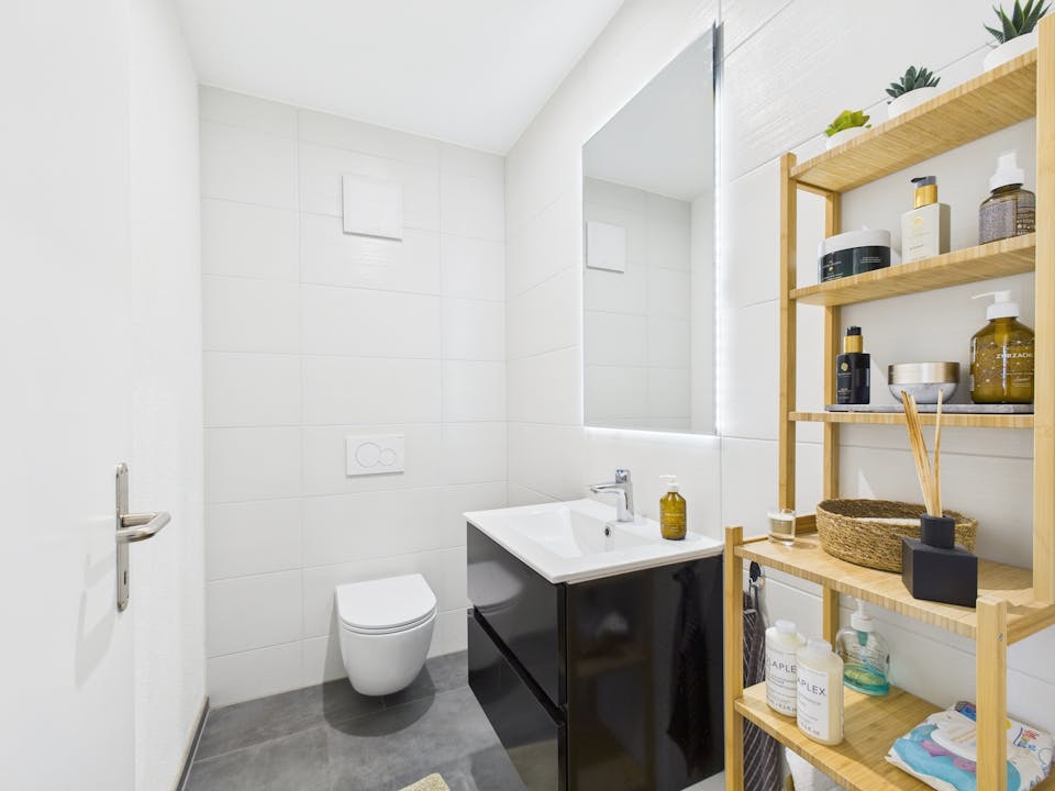 Gäste-WC mit Waschtisch und Regal